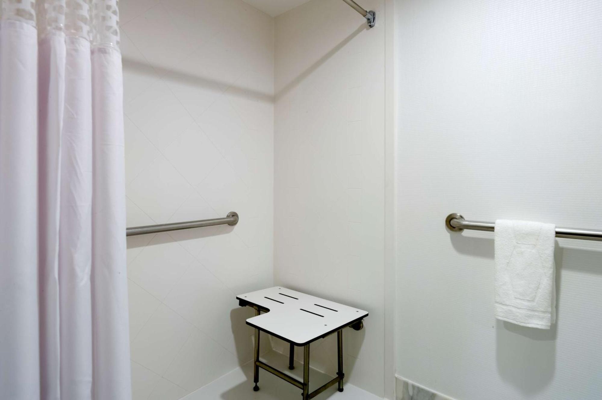 Habitación con ducha accesible en silla de ruedas - Adaptada para personas con discapacidad/discapacidad auditiva - Cama extragrande
