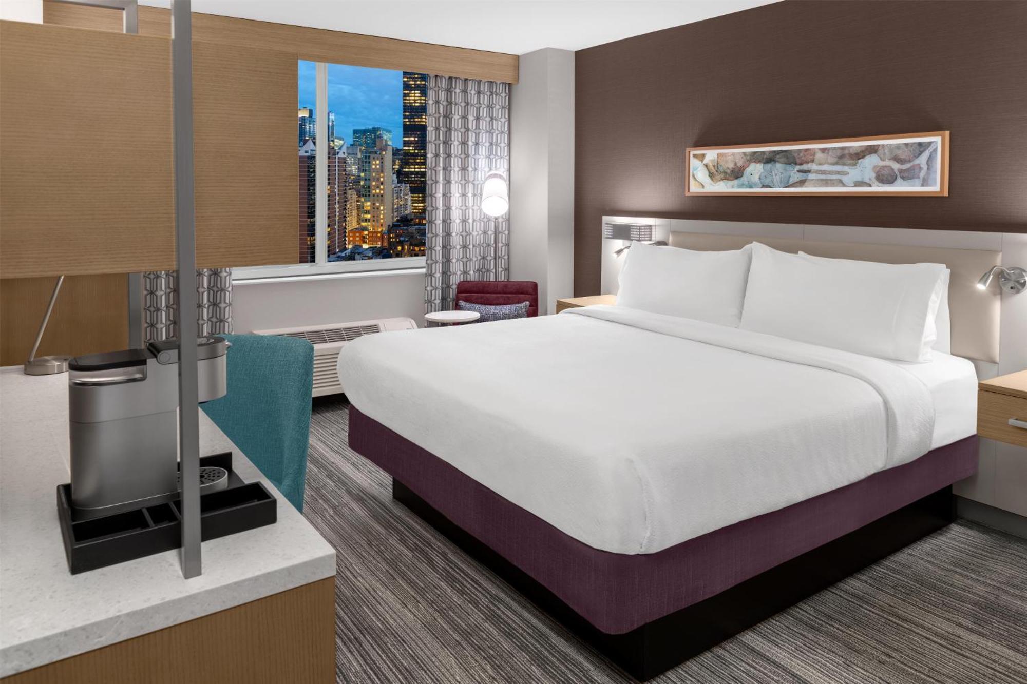 Habitación con cama extragrande y vistas a la ciudad