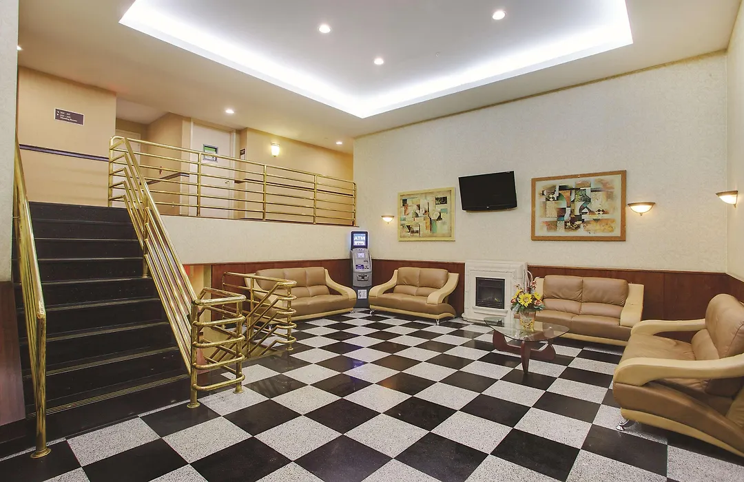 La Quinta Inn By Wyndham Queens-1
