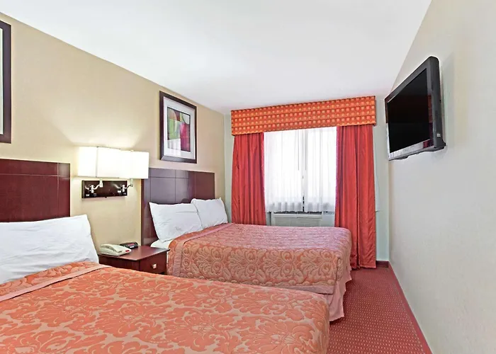 Jacuzzi hotel: Super 8 By Wyndham Long Island City Lga Hotel