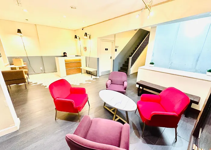 Hotel near College: 414 Hotel