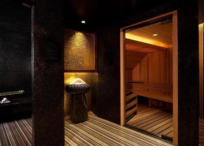 Hotel with pool: The Peninsula New York