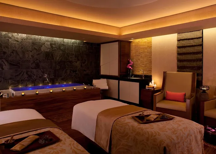 Hotel with pool: The Peninsula New York